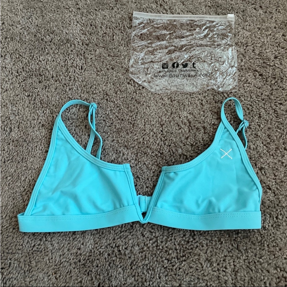 BoutineLA baby blue v-cut top - Picture 2 of 5